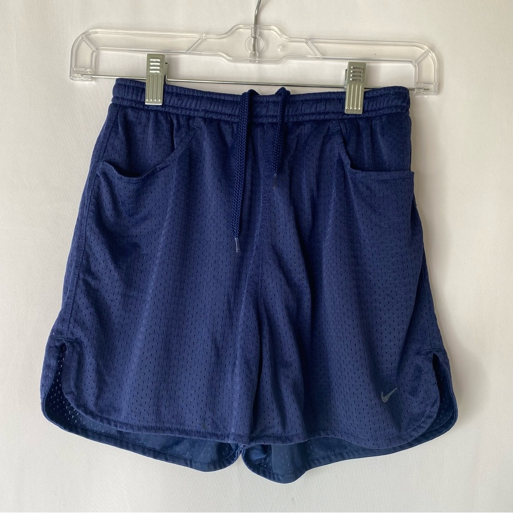 VTG NIKE YOUTH NAVY BLUE ATHLETIC MESH SHORTS SZ L 14 POCKETS DRAWSTRING 90's